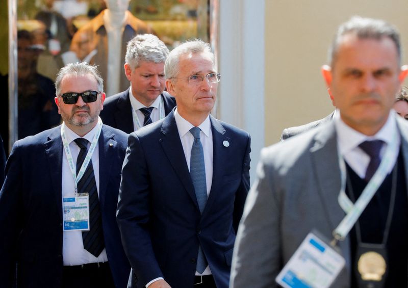 &copy; Reuters. Il segretario generale della Nato Jens Stoltenberg cammina durante il secondo giorno della riunione dei ministri degli Esteri del G7 a Capri, Italia, 18 aprile 2024. REUTERS/Ciro De Luca