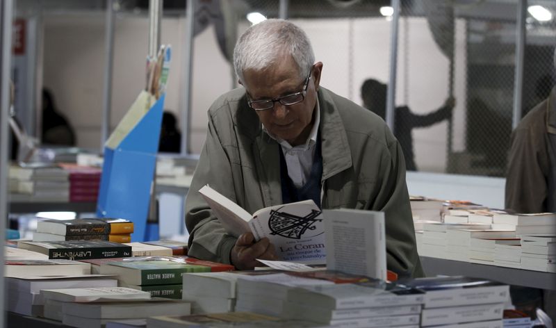 &copy; Reuters. رجل يتصفح كتابا في معرض تونس الدولي للكتاب بصورة من أرشيف رويترز.