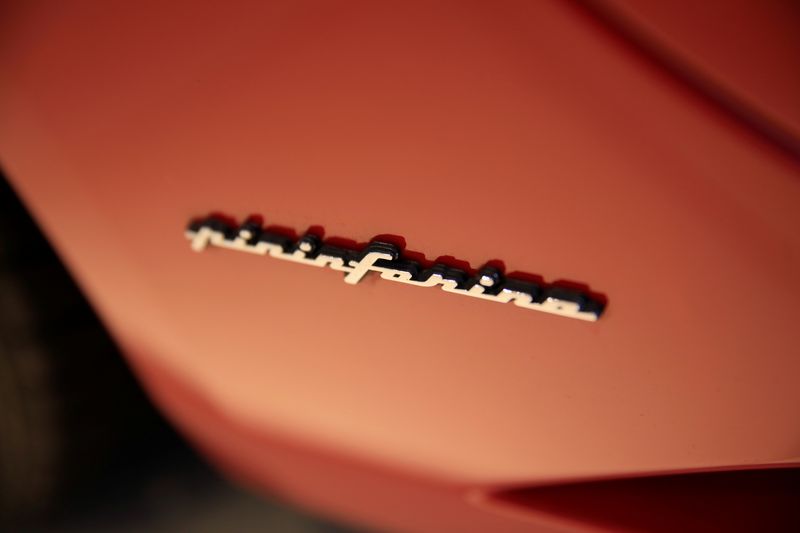 &copy; Reuters. Il logo Pininfarina su una Ferrari in una concessionaria di auto a Singapore. REUTERS/Thomas White