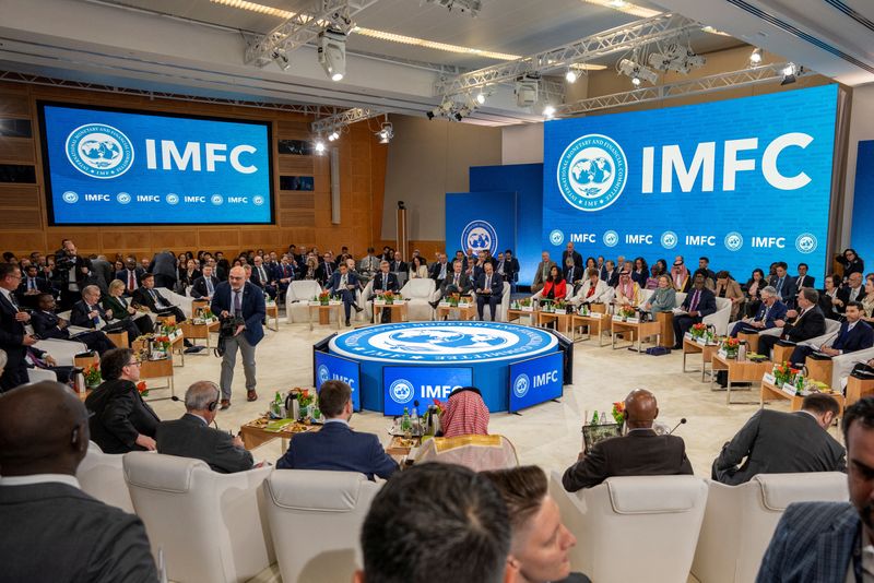 &copy; Reuters. Los ministros de Finanzas se preparan para la sesión plenaria del Comité Monetario y Financiero Internacional (CMFI) en las reuniones anuales de primavera de 2024 del FMI y el Banco Mundial en Washington, EEUU. 19 de abril de 2024. REUTERS/Ken Cedeno - 
