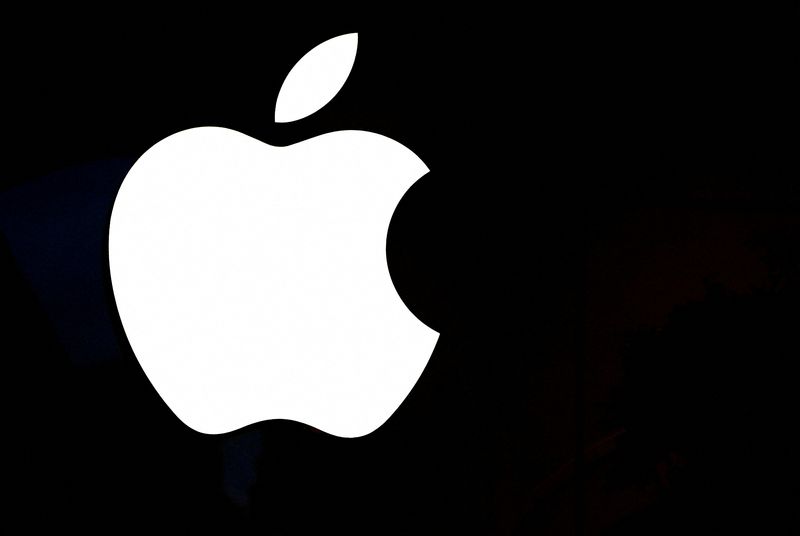 &copy; Reuters. Il logo di Apple in un Apple Store di Parigi, Francia, 6 marzo 2024. REUTERS/Gonzalo Fuentes