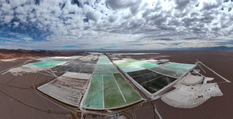 © Reuters. FILE PHOTO: A view of Albemarle lithium mine located on the Atacama salt flat is pictured, in Antofagasta region, Chile, May 4, 2023. REUTERS/Ivan Alvarado/File Photo