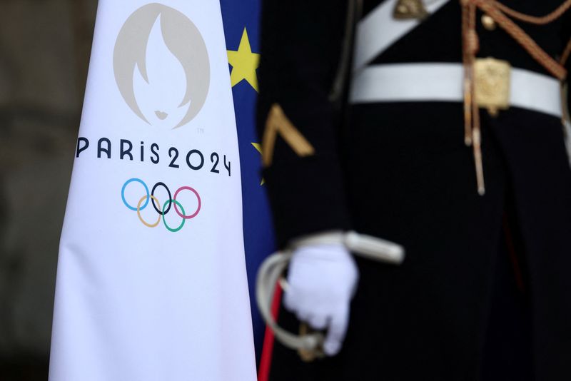 &copy; Reuters. Integrante da Guarda Republicana Francesa ao lado da bandeira dos Jogos Olímpicos de Paris 2024, na entrada do Palácio do Eliseu, em Paris, França
24/01/2024
REUTERS/Stephanie Lecocq