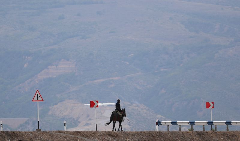 &copy; Reuters. Homem anda a cavalo perto da fronteira Armênia-Azerbaijão
23/09/2023
REUTERS/Irakli Gedenidze
