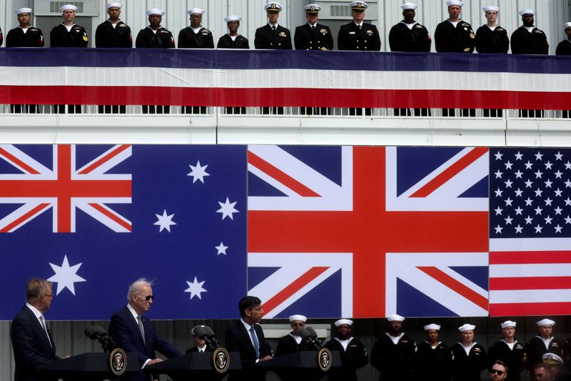 ©Reuters.  FILE PHOTO: US President Joe Biden, Australian Prime Minister Anthony Albanese and British Prime Minister Rishi Sunak deliver remarks on the Australia - United Kingdom - United States (AUKUS) partnership, after a trilateral meeting, at Point Naval Base Loma in San Diego, California, U.S. March 13, 2023. REUTERS/Leah Millis/File Photo