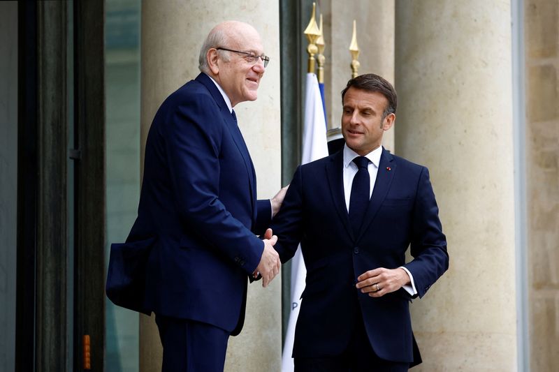 &copy; Reuters. Emmanuel Macron accueille le Premier ministre par intérim du Liban Najib Mikati. /Photo prise le 19 avril 2024/REUTERS/Sarah Meyssonnier