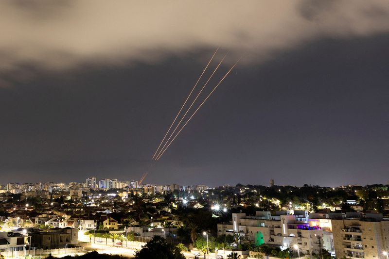 &copy; Reuters. نظام مضاد للصواريخ يتصدى لمقذوفات بعد إطلاق إيران طائرات مسيرة وصواريخ باتجاه إسرائيل كما يظهر من عسقلان في إسرائيل يوم 14 أبريل نيسان 2024. تص