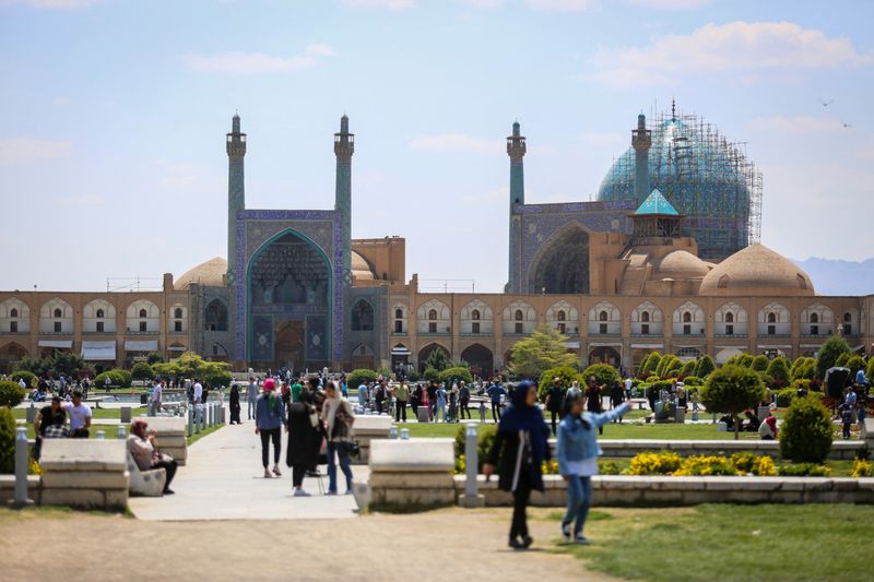 &copy; Reuters. People walk on Naqsh-e Jahan Square, after a reported Israeli attack on Iran, in Isfahan Province, Iran April 19, 2024. Rasoul Shojaie/IRNA/WANA (West Asia News Agency) via REUTERS
