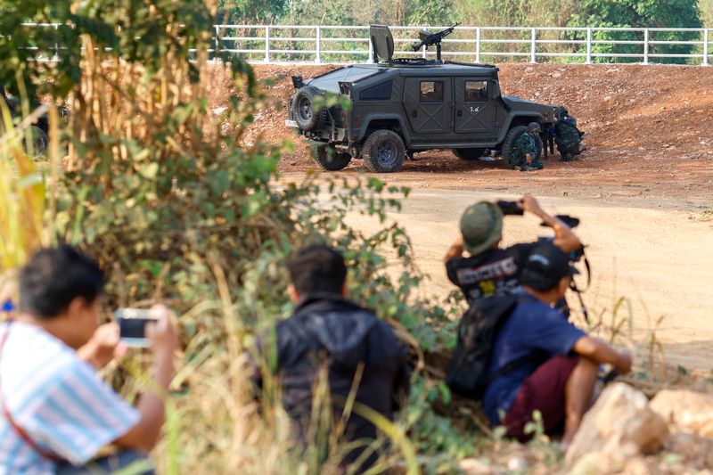 &copy; Reuters. جنود تايلانديون وصحفيون يحتمون بالقرب من جسر الصداقة الثاني بين تايلاند وميانمار خلال اشتباكات على الجانب الميانماري بين جماعات متمردة وا