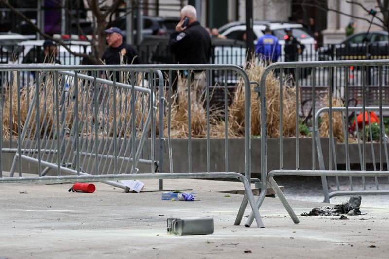 &copy; Reuters. Vue sur le site sur lequel une personne s'est immolée, devant le palais de justice de New York. /Photo prise le 19 avril 2024/REUTERS/Brendan McDermid