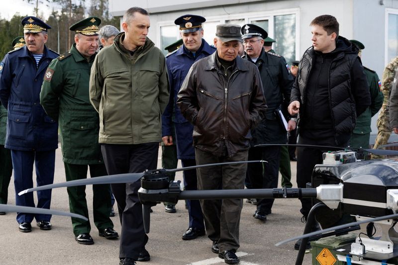 &copy; Reuters. وزير الدفاع الروسي سيرجي شويجو يتفقد ساحة لتجارب الأسلحة النارية والطائرات المسيرة في منطقة موسكو العسكرية يوم 20 أبريل نيسان 2024. صورة لرويت
