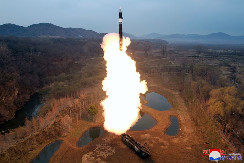 &copy; Reuters. Le lancement d'un missile dans un endroit inconnu, en Corée du Nord. /Photo diffusée le 3 avril 2024/REUTERS/KCNA