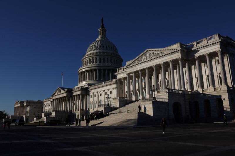 &copy; Reuters. People walk past the U.S. Capitol building in Washington, U.S., January 11, 2024. REUTERS/Leah Millis/FILE PHOTO