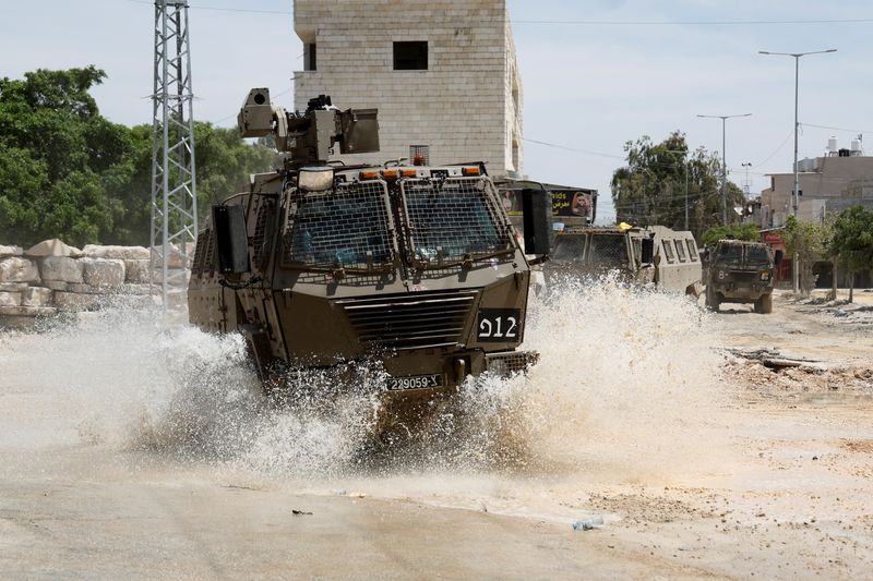 &copy; Reuters. Israeli military vehicles maneuver during an Israeli raid, at Nour Shams camp, in Tulkarm, in the Israeli-occupied West Bank, April 20, 2024. REUTERS/Raneen Sawafta