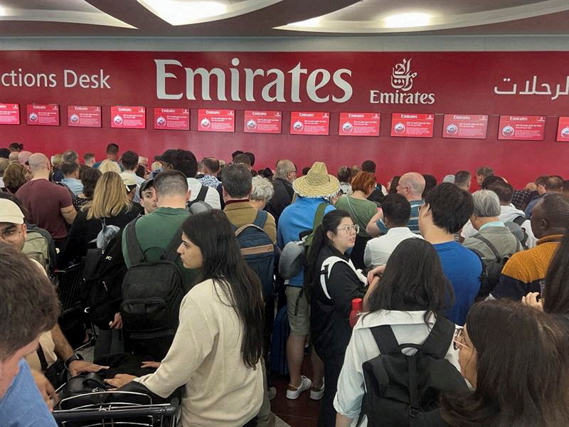 &copy; Reuters. FILE PHOTO: People queue at a flight connection desk after a rainstorm hit Dubai, causing delays at the Dubai International Airport, United Arab Emirates, April 17, 2024. REUTERS/Staff/File Photo