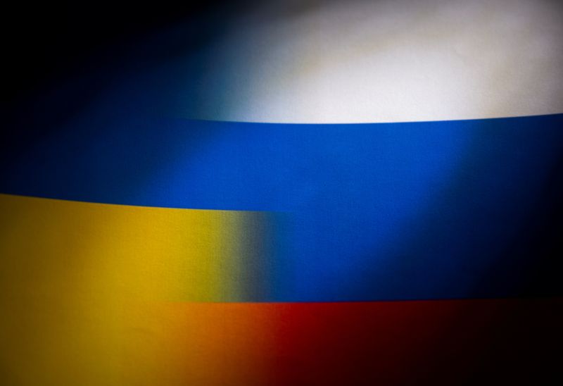 &copy; Reuters. Une illustration des drapeaux de la Russie et de l'Ukraine. /Image diffusée le 27 janvier 2022/REUTERS/Dado Ruvic