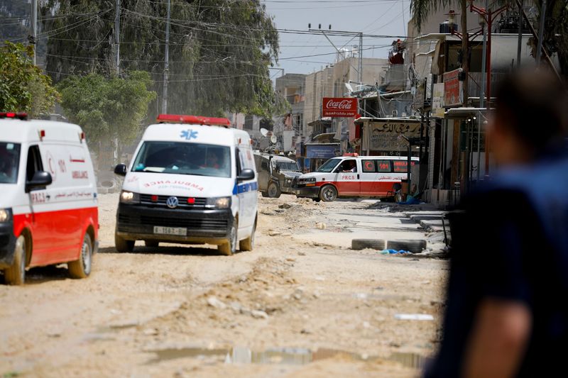 &copy; Reuters. Des ambulances circulent sur le site d'un raid israélien, dans le camp de Nour Shams, à Tulkarem, en Cisjordanie occupée par Israël. /Photo prise le 20 avril 2024/REUTERS/Raneen Sawafta