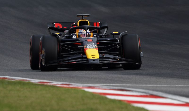 &copy; Reuters. Max Verstappen de Red Bull en acción durante la clasificación al Gran Premio de China de la Fórmula Uno en el Circuito Internacional de Shanghái, en Shanghái, China. 20 de abril, 2024. REUTERS/Tyrone Siu