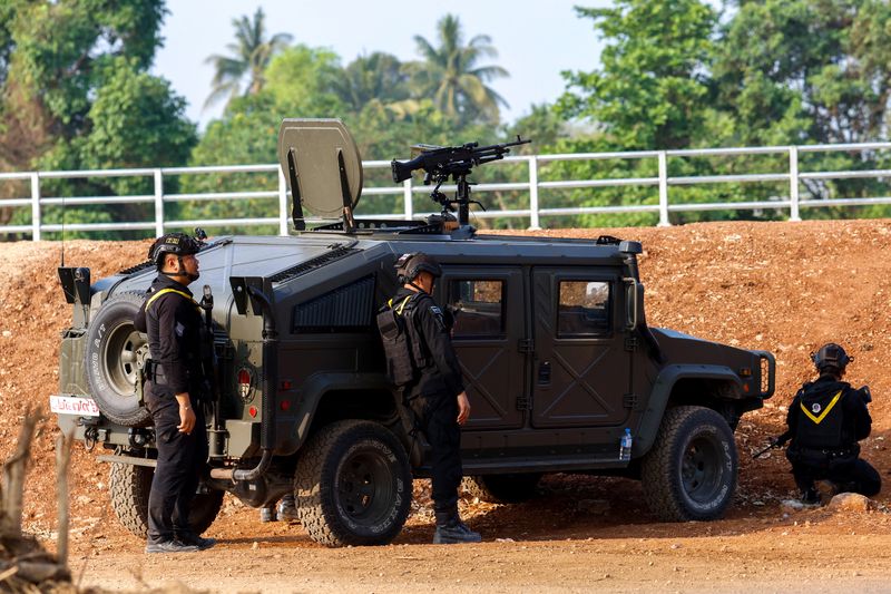 © Reuters. جنود تايلانديون يحتمون قرب جسر الصداقة الثاني بين تايلاند وميانمار خلال اشتباكات على الجانب التابع لميانمار بين جماعات متمردة وقوات ميانمار في ماي سوت بتايلاند يوم 20 أبريل نيسان 2024. تصوير: سوي زيا تون - رويترز