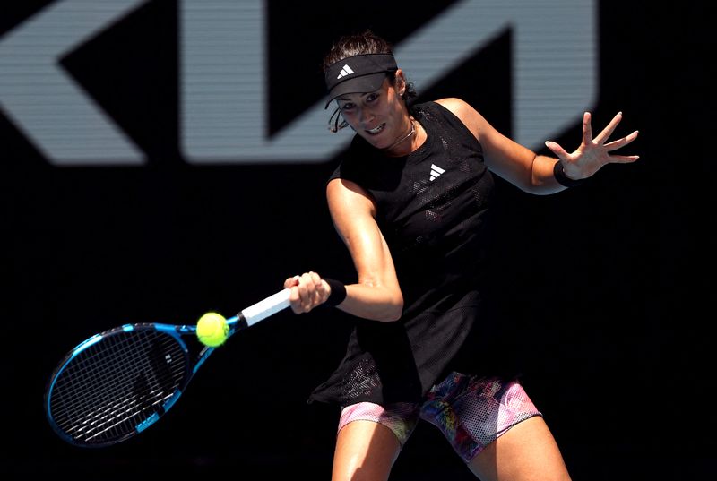 &copy; Reuters. الإسبانية جاربيني موجوروزا خلال إحدى مبارياتها في الجولة الأولى من بطولة أستراليا المفتوحة للتنس في ملبورن في يوم 17 يناير كانون الثاني 2023 . 