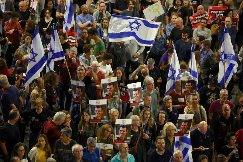 © Reuters. Folks succor a reveal in opposition to Israeli High Minister Benjamin Netanyahu's authorities and to demand the launch of hostages kidnapped in the deadly October 7 assault on Israel by the Palestinian Islamist neighborhood Hamas from Gaza, in Tel Aviv, Israel, April 20, 2024. REUTERS/Hannah McKay