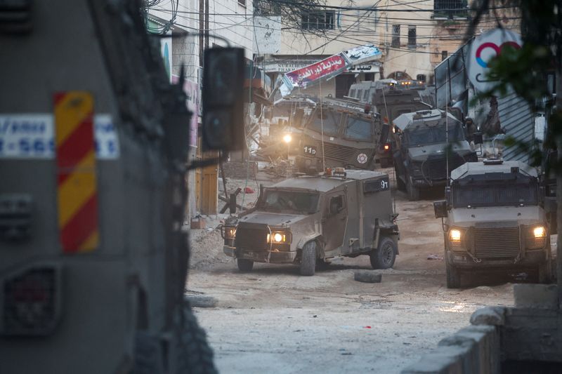 &copy; Reuters. مدرعات عسكرية إسرائيلية تسير خلال غارة شنتها القوات الإسرائيلية على مخيم نور شمس للاجئين في مدينة طولكرم بالضفة الغربية في يوم 20 أبريل نيسا