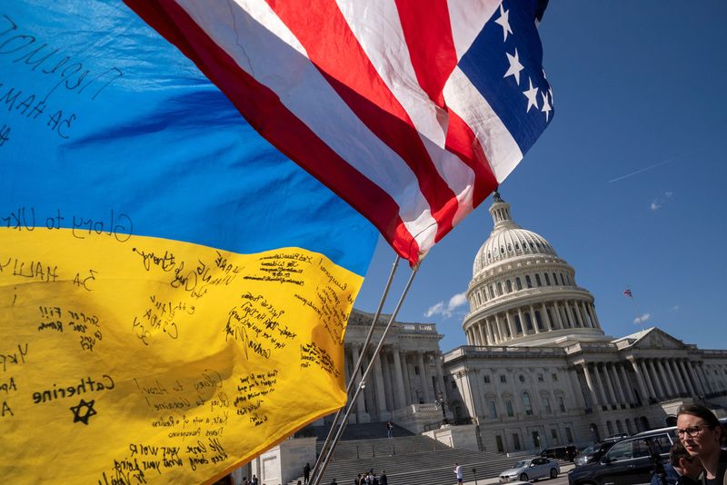 &copy; Reuters. Banderas ondean mientras partidarios pro-ucranianos se manifiestan fuera del Capitolio después de que la Cámara de Representantes votó sobre la legislación que proporciona 95.000 millones dólares en ayuda de seguridad a Ucrania, Israel y Taiwán, en 