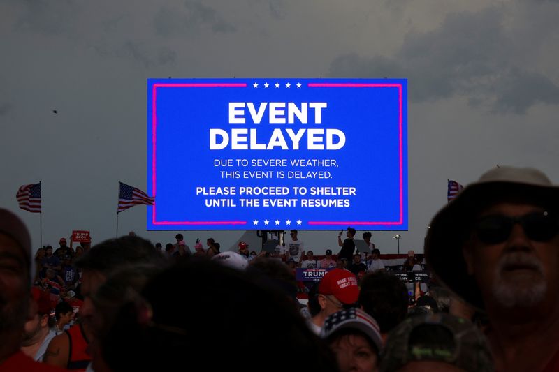 &copy; Reuters. A delay due to weather conditions is announced at a campaign rally for Republican presidential candidate and former U.S. President Donald Trump, in Wilmington, North Carolina, U.S., April 20, 2024. REUTERS/Brian Snyder