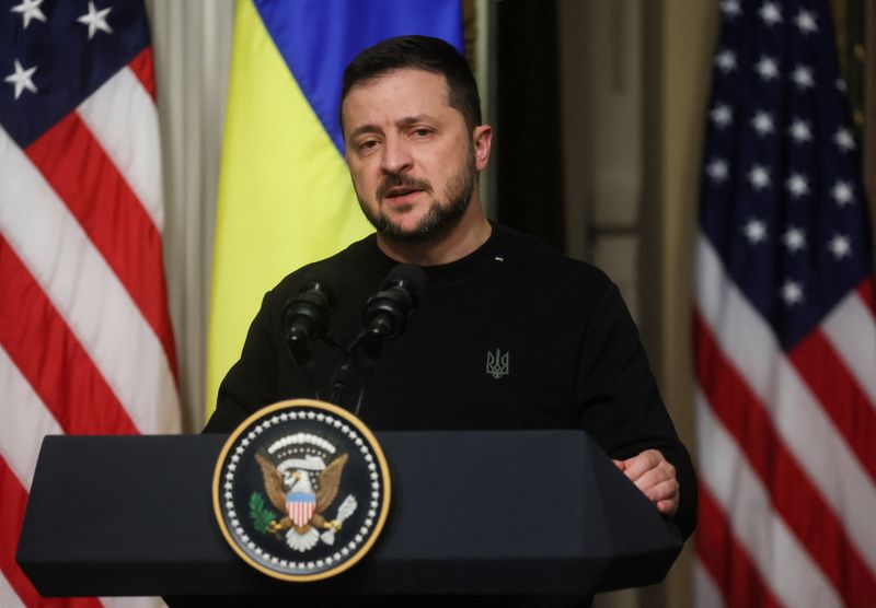 &copy; Reuters. الرئيس الأوكراني فولوديمير زيلينسكي خلال مؤتمر صحفي بمقر البيت الأبيض في واشنطن يوم 12 ديسمبر كانون الأول 2023. تصوير: ليا ميليس - رويترز