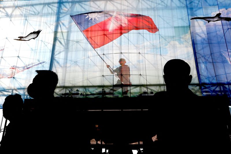 &copy; Reuters. علم تايوان مرفوع بوزارة الدفاع في تايبه في صورة من أرشيف رويترز.

