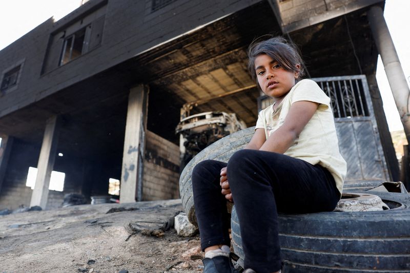 &copy; Reuters. A Palestinian girl sits in front of her house after Israeli settlers attacked the village of al-Mughayyer, in the Israeli-occupied West Bank, April 17, 2024. REUTERS/Mohammed Torokman