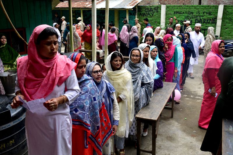 &copy; Reuters. نساء ينتظرن الإدلاء بأصواتهن في الانتخابات العامة في مركز اقتراع بإمفال بولاية مانيبور في الهند يوم 19 أبريل نيسان 2024. تصوير: رويترز.
