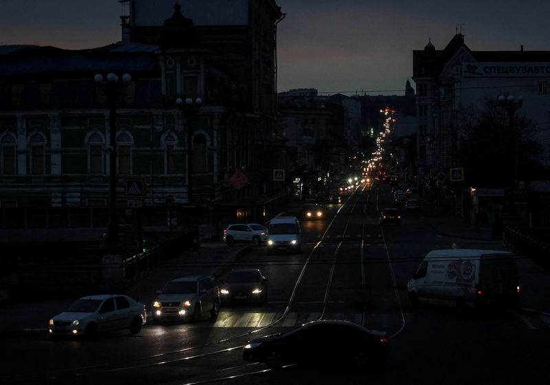 &copy; Reuters. FILE PHOTO: A view shows the city centre without electricity after critical civil infrastructure was hit by Russian missile attacks, amid Russia's invasion of Ukraine, in Kharkiv, March 26, 2024. REUTERS/Vyacheslav Madiyevskyy/File Photo