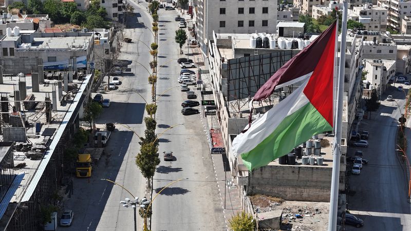 &copy; Reuters. علم فلسطين يرفرف في شارع خال خلال إضراب عام في الخليل حدادا على القتلى في طولكرم بالضفة الغربية التي تحتلها إسرائيل يوم 21 أبريل نيسان 2024. تصو