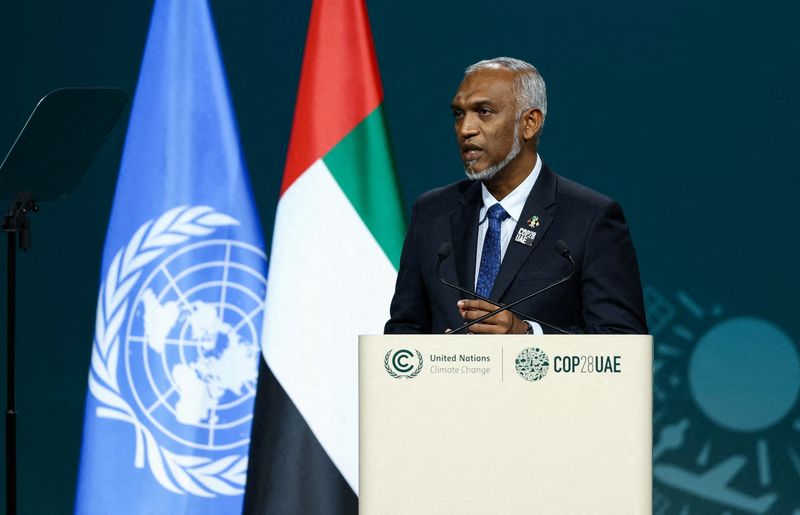 &copy; Reuters. محمد مويزو رئيس جزر المالديف يلقي خطابا خلال قمة الأمم المتحدة للمناخ في دبي في الأول من ديسمبر كانون الأول 2023. تصوير: عمرو الفقي - رويترز