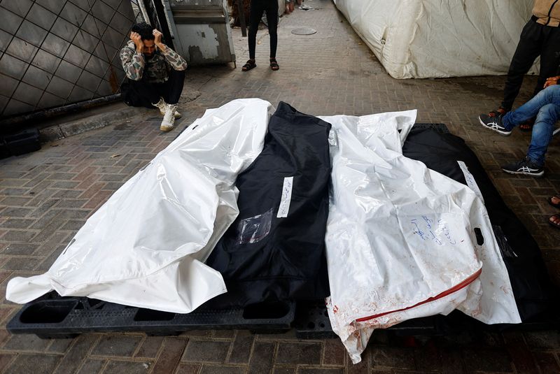 &copy; Reuters. فلسطيني يبكي بجوار جثث فلسطينيين قتلوا في غارات إسرائيلية في رفح بجنوب قطاع غزة يوم 16 أبريل نيسان 2024. تصوير: محمد سالم - رويترز
