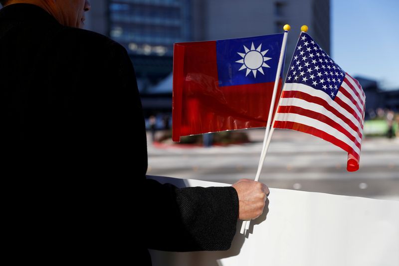 &copy; Reuters. Photo d'un homme qui tient des drapeau de Taiwan et des Etats-Unis. /Photo prise le 14 janvier 2017 à Burlingame, Etats-Unis/REUTERS/Stephen Lam