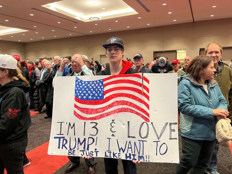 © Reuters. A young Donald Trump supporter holds up a sign at a rally in Green Bay, Wisconsin, April 2, 2024. REUTERS/Nathan Layne