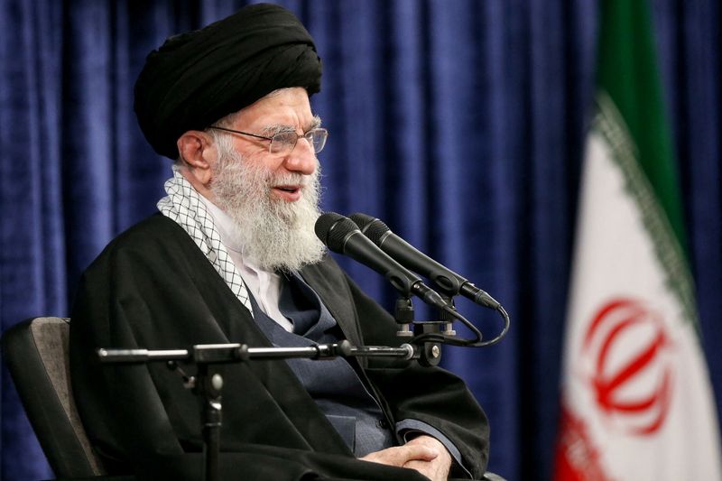&copy; Reuters. الزعيم الإيراني الأعلى آية الله علي خامنئي يتحدث خلال اجتماع في طهران في الثالث من أبريل نيسان 2024. صورة لرويترز من وكالة غرب آسيا للأنباء.