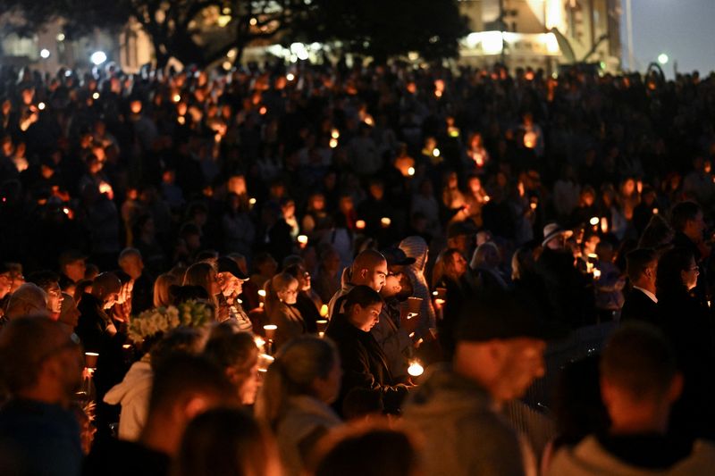 &copy; Reuters. أشخاص يحملون الشموع خلال تأبين ضحايا حادث طعن أسفر عن سقوط قتلى في مركز تسوق بوندي جنكشن ويستفيلد في سيدني بأستراليا يوم 21 أبريل نيسان 2024. تص