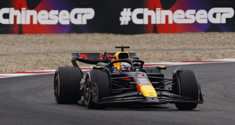 &copy; Reuters. El piloto neerlandés Max Verstappen, de Red Bull, en acción durante el Gran Premio de China de la Fórmula Uno en el Shanghai International Circuit de Shanghái, China. 21 de abril, 2024. REUTERS/Tyrone Siu