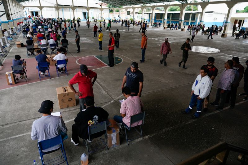 &copy; Reuters. ناخبون يشاركون في استفتاء بشأن تطبيق تدابير تتعلق بالأمن لمكافحة أعمال العنف في نوبول بمقاطعة جواياس بالإكوادور يوم 21 أبريل نيسان 2024. تصوير