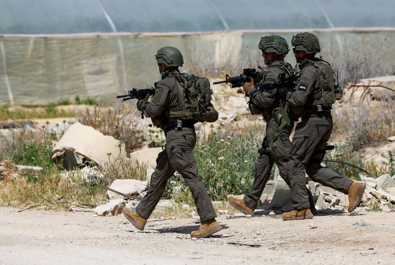 &copy; Reuters. Photo d'archives des membres de l'armée israélienne qui inspectent les lieux près de Jéricho. /Photo prise le 28 mars 2024 près de Jéricho, Cisjordanie occupée/REUTERS/Ammar Awad