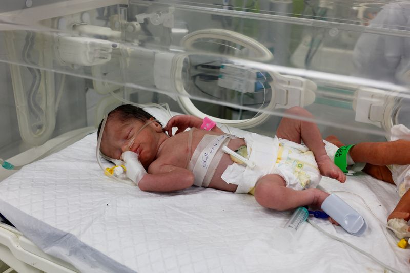 &copy; Reuters. Una bebé palestina, salvada del vientre de su madre Sabreen Al-Sheikh (Al-Sakani), que murió en un ataque israelí junto con su marido Shokri y su hija Malak, yace en una incubadora en el hospital Al-Emirati de Rafah, en el sur de la Franja de Gaza. 21 