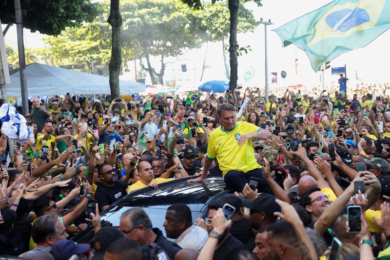 &copy; Reuters. Ex-presidente Jair Bolsonaro em meio a apoiadores em Copacabana, no Rio de Janeiro
21/04/2024
REUTERS/Pilar Olivares