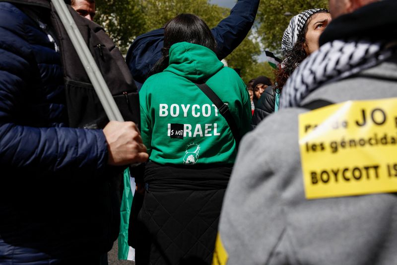 &copy; Reuters. People attend a demonstration called by various organisations against racism, Islamophobia and the protection of children in Paris, France, April 21, 2024. REUTERS/Benoit Tessier