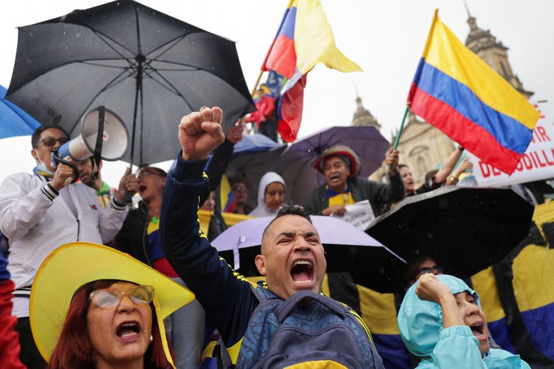 &copy; Reuters. Demonstrators protest against Colombian President Gustavo Petro's reforms in the health, retirement, employment and prison sectors, in Bogota, Colombia April 21, 2024. REUTERS/Luisa Gonzalez