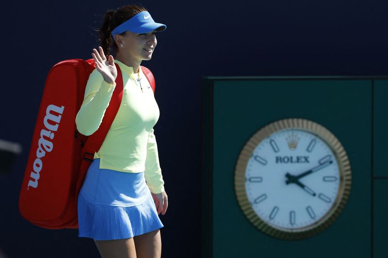 &copy; Reuters. لاعبة التنس الرومانية سيمونا هاليب تحيي الجماهير في أثناء دخولها الملعب قبل إحدى المباريات في بطولة ميامي المفتوحة يوم 19 مارس آذار 2024. حصلت 