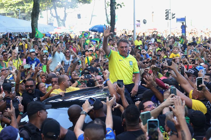 &copy; Reuters. Brazil's former President Jair Bolsonaro attends a demonstration in Copacabana, where he called his supporters to gather, as police investigate him for allegedly plotting a coup after the 2022 election, in Rio de Janeiro, Brazil April 21, 2024. REUTERS/Pi