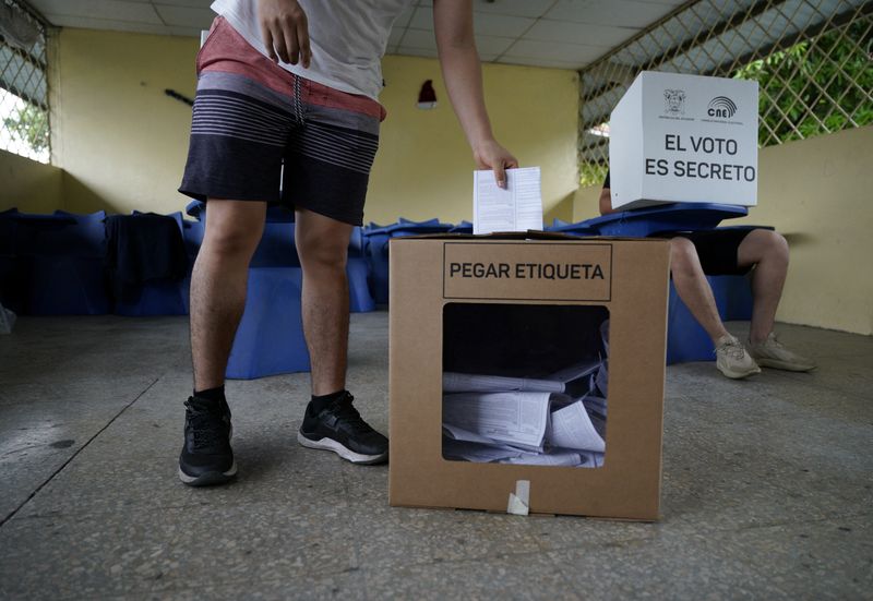 © Reuters. Ecuatorianos participan en un referéndum que pide a los votantes que apoyen cuestiones principalmente relacionadas con la seguridad para luchar contra la creciente violencia, en Guayaquil, Ecuador. 21 de abril de 2024. REUTERS/Santiago Arcos